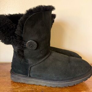 UGG Women’s Bailey Button II Black Sheepskin Boots Size 9